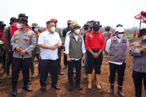 Menhut Raja Juli didampingi Plt Gubernur Riau SF Hariyanto meninjau langsung lokasi Karhutla (foto/ist)